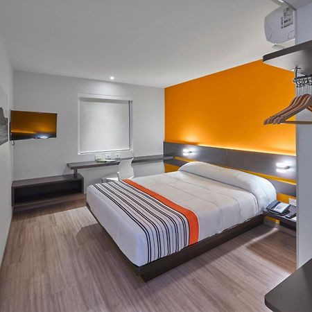 City Express Junior By Marriott Leon Centro De Convenciones Zewnętrze zdjęcie