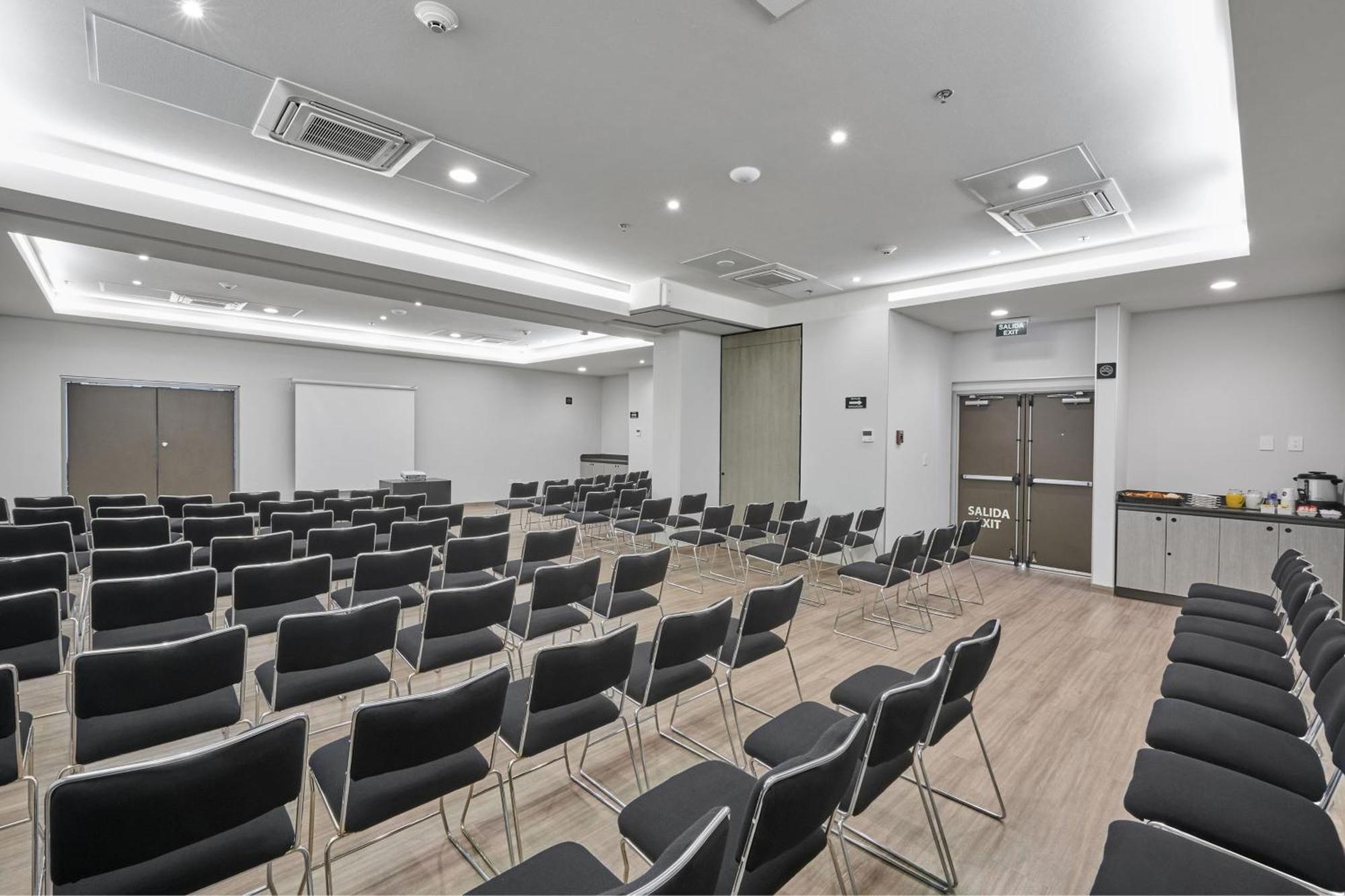 City Express Junior By Marriott Leon Centro De Convenciones Zewnętrze zdjęcie